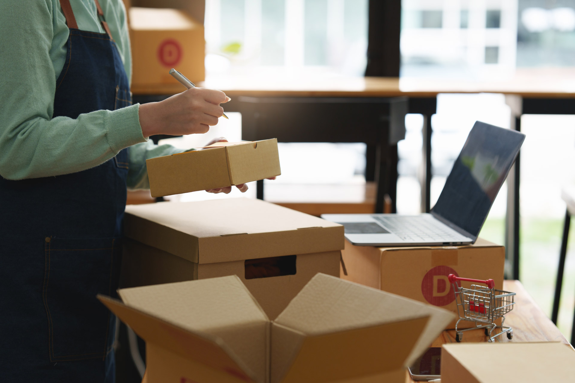 各種商品の仕入れ・販売